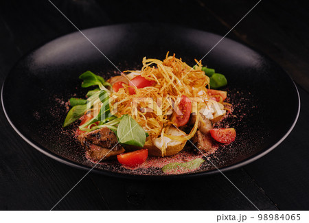 Traditional dry aged sliced roast beef with fried onion chips 98984065