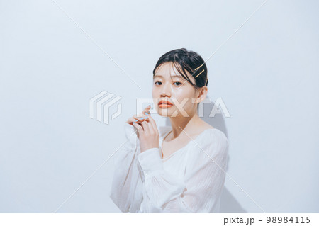 若い女性のナチュラルビューティの写真 若い女性のナチュラルビューティの写真 98984115