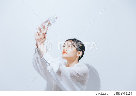 若い女性のナチュラルビューティの写真 98984124