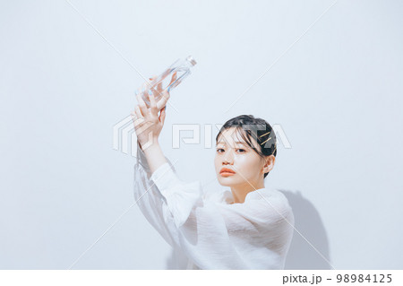 若い女性のナチュラルビューティの写真 若い女性のナチュラルビューティの写真 98984125