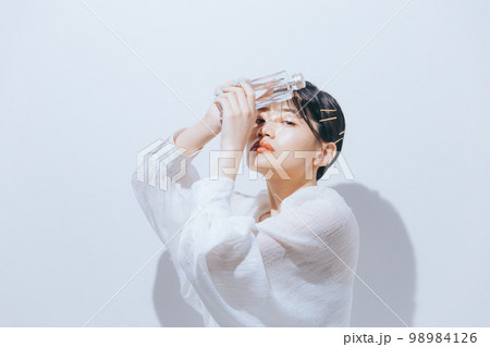 若い女性のナチュラルビューティの写真 98984126
