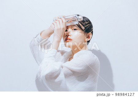 若い女性のナチュラルビューティの写真 若い女性のナチュラルビューティの写真 98984127