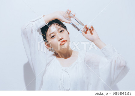 若い女性のナチュラルビューティの写真 若い女性のナチュラルビューティの写真 98984135