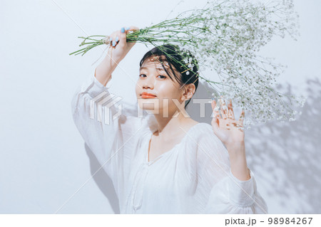 若い女性のナチュラルビューティの写真 98984267
