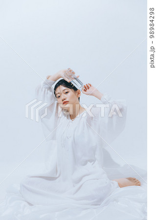 若い女性のナチュラルビューティの写真 98984298