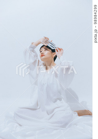 若い女性のナチュラルビューティの写真 98984299