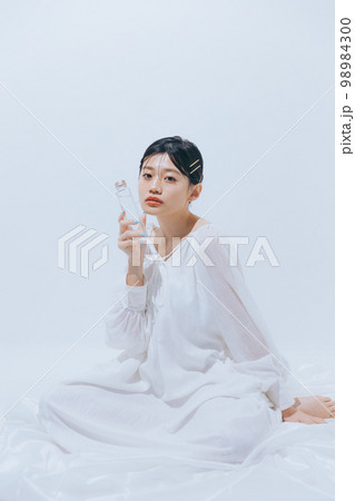 若い女性のナチュラルビューティの写真 98984300