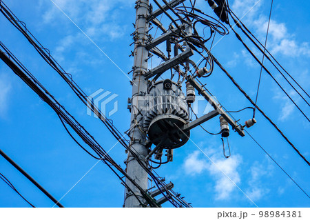 電柱に取り付けられた変圧器 電柱に取り付けられた変圧器 98984381