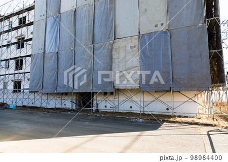 団地の解体工事現場 枠組み足場 団地の解体工事現場 枠組み足場 98984400
