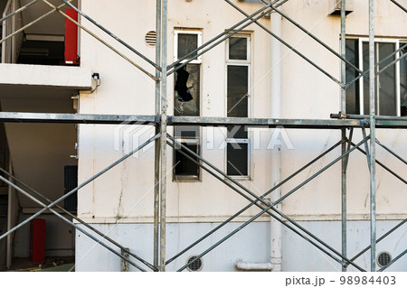 団地の解体工事現場　枠組み足場 98984403