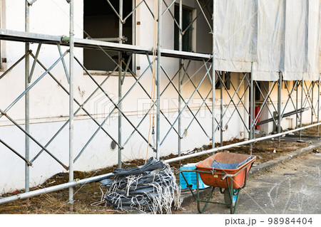 団地の解体工事現場 枠組み足場 団地の解体工事現場 枠組み足場 98984404