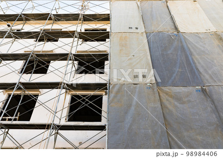団地の解体工事現場　枠組み足場 98984406