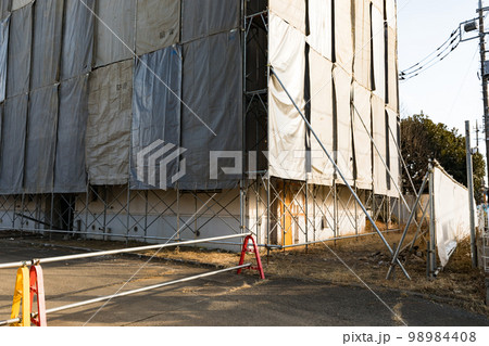 団地の解体工事現場　枠組み足場 98984408