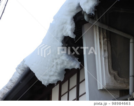 屋根からずれて垂れ下がる雪庇 98984663