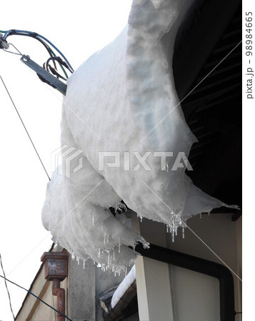 屋根からずれて垂れ下がる雪庇 98984665