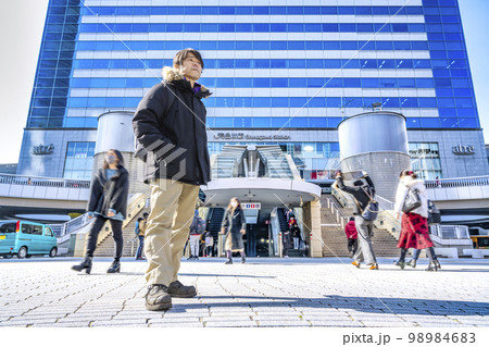 品川駅からオフィスに向かうビジネスマン 品川駅からオフィスに向かうビジネスマン 98984683