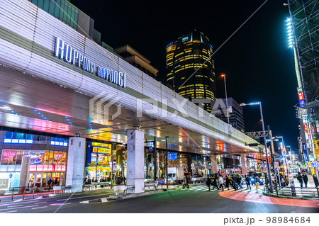 日本の東京都市景観 六本木の夜。奥に六本木ヒルズ 日本の東京都市景観 六本木の夜。奥に六本木ヒルズ 98984684