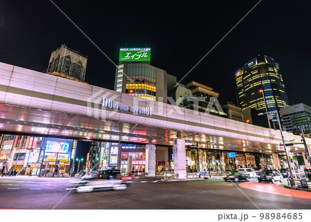 日本の東京都市景観　六本木の夜。奥に六本木ヒルズ 98984685