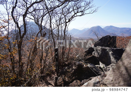 群馬県渋川市 榛名山系 二ツ岳の雄岳山頂 バックは榛名富士 2022年11月3日 群馬県渋川市 榛名山系 二ツ岳の雄岳山頂 バックは榛名富士 2022年11月3日 98984747
