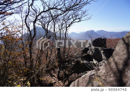 群馬県渋川市 榛名山系 二ツ岳の雄岳山頂 バックは榛名富士 2022年11月3日 群馬県渋川市 榛名山系 二ツ岳の雄岳山頂 バックは榛名富士 2022年11月3日 98984748