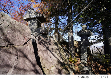 群馬県渋川市 榛名山系 二ツ岳の雄岳山頂の石祠 2022年11月3日 群馬県渋川市 榛名山系 二ツ岳の雄岳山頂の石祠 2022年11月3日 98984751