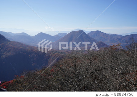群馬県渋川市 榛名山系 二ツ岳の雄岳山頂付近から榛名富士方面を見る 2022年11月3日 群馬県渋川市 榛名山系 二ツ岳の雄岳山頂付近から榛名富士方面を見る 2022年11月3日 98984756