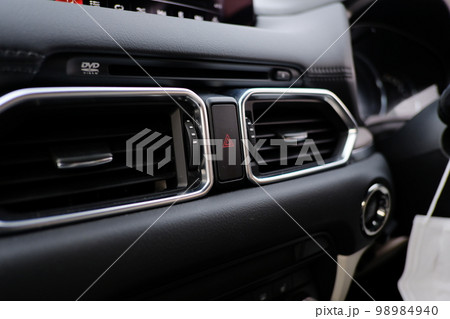 高級な車のエアコン回り 98984940