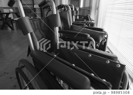早朝のクリニックの車椅子 早朝のクリニックの車椅子 98985308