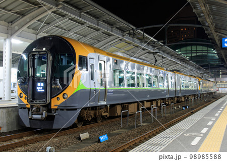 高松駅に停車中の8600系特急電車(JR四国) 高松駅に停車中の8600系特急電車(JR四国) 98985588