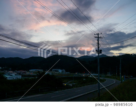 夕暮れ時の町 98985610