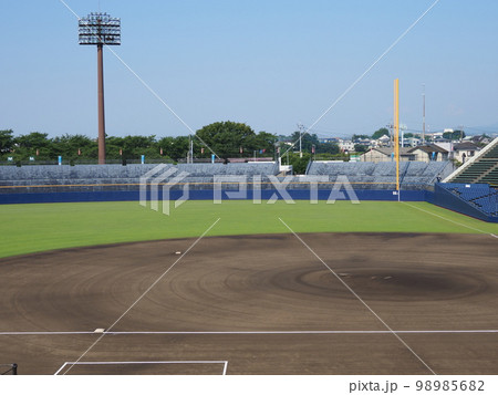 野球場 試合開始前のきれいなグランド 野球場 試合開始前のきれいなグランド 98985682