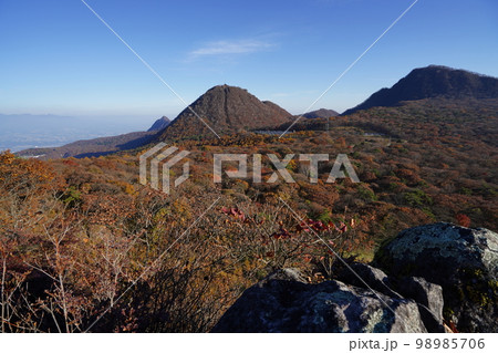 群馬県渋川市 榛名山系 外輪山の臥牛山から二ツ岳方面を見る 2022年11月3日 群馬県渋川市 榛名山系 外輪山の臥牛山から二ツ岳方面を見る 2022年11月3日 98985706