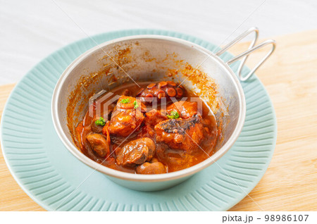 シェラカップで作るタコのトマトソース煮 シェラカップで作るタコのトマトソース煮 98986107