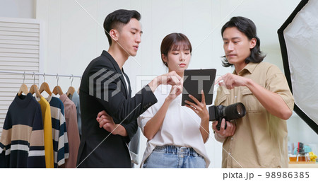 Photographer discusses detail Photographer discusses detail 98986385