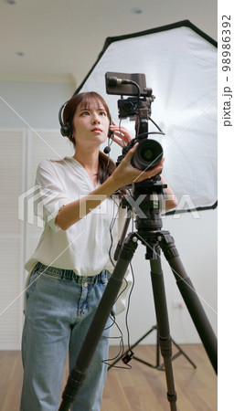 Videographer giving command Videographer giving command 98986392