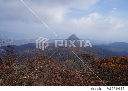 群馬県渋川市 榛名山系 二ツ岳の雌岳山頂から水沢山方面 2022年11月3日 群馬県渋川市 榛名山系 二ツ岳の雌岳山頂から水沢山方面 2022年11月3日 98986411