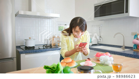 female photographer take pictures 98986623