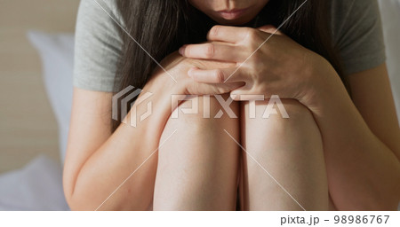 woman feel sad 98986767