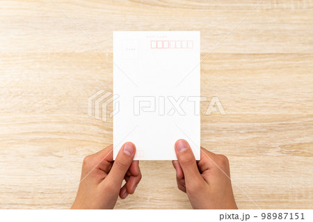 ハガキを持つ手元 ハガキを持つ手元 98987151