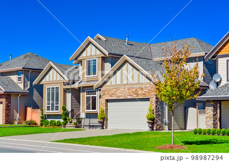 Suburban family house with green lawn in front Suburban family house with green lawn in front 98987294