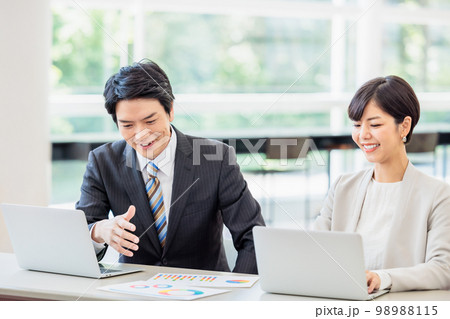 オフィスで働く男女ビジネスパーソン 98988115