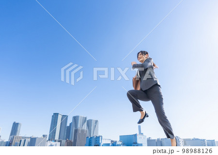 飛躍するキャリアウーマン 飛躍するキャリアウーマン 98988126