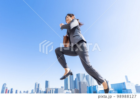飛躍するキャリアウーマン 98988127