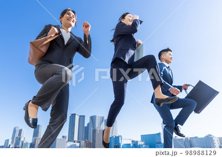 世界を走るビジネスチーム 98988129