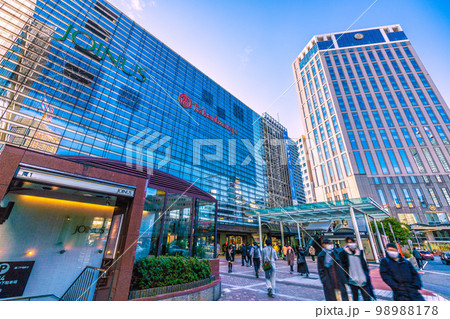 日本の横浜都市景観　2月。冬晴れに映える横浜タカシマヤや横浜ベイシェラトンホテルなどを望む 98988178