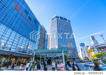 日本の横浜都市景観 2月。冬晴れに映える横浜タカシマヤや横浜ベイシェラトンホテルなどを望む 日本の横浜都市景観 2月。冬晴れに映える横浜タカシマヤや横浜ベイシェラトンホテルなどを望む 98988181