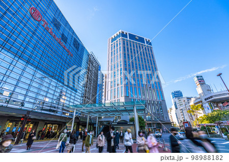 日本の横浜都市景観 2月。冬晴れに映える横浜タカシマヤや横浜ベイシェラトンホテルなどを望む 日本の横浜都市景観 2月。冬晴れに映える横浜タカシマヤや横浜ベイシェラトンホテルなどを望む 98988182