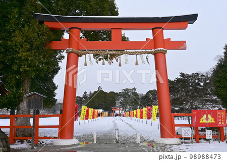 残雪の京都市世界遺産 上賀茂神社一の鳥居 残雪の京都市世界遺産 上賀茂神社一の鳥居 98988473