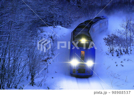 冬の宗谷本線を走る「特急サロベツ」 98988537