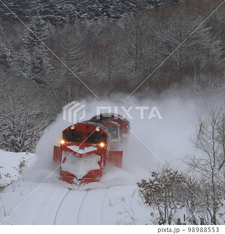 冬の宗谷本線を走るラッセル車 98988553